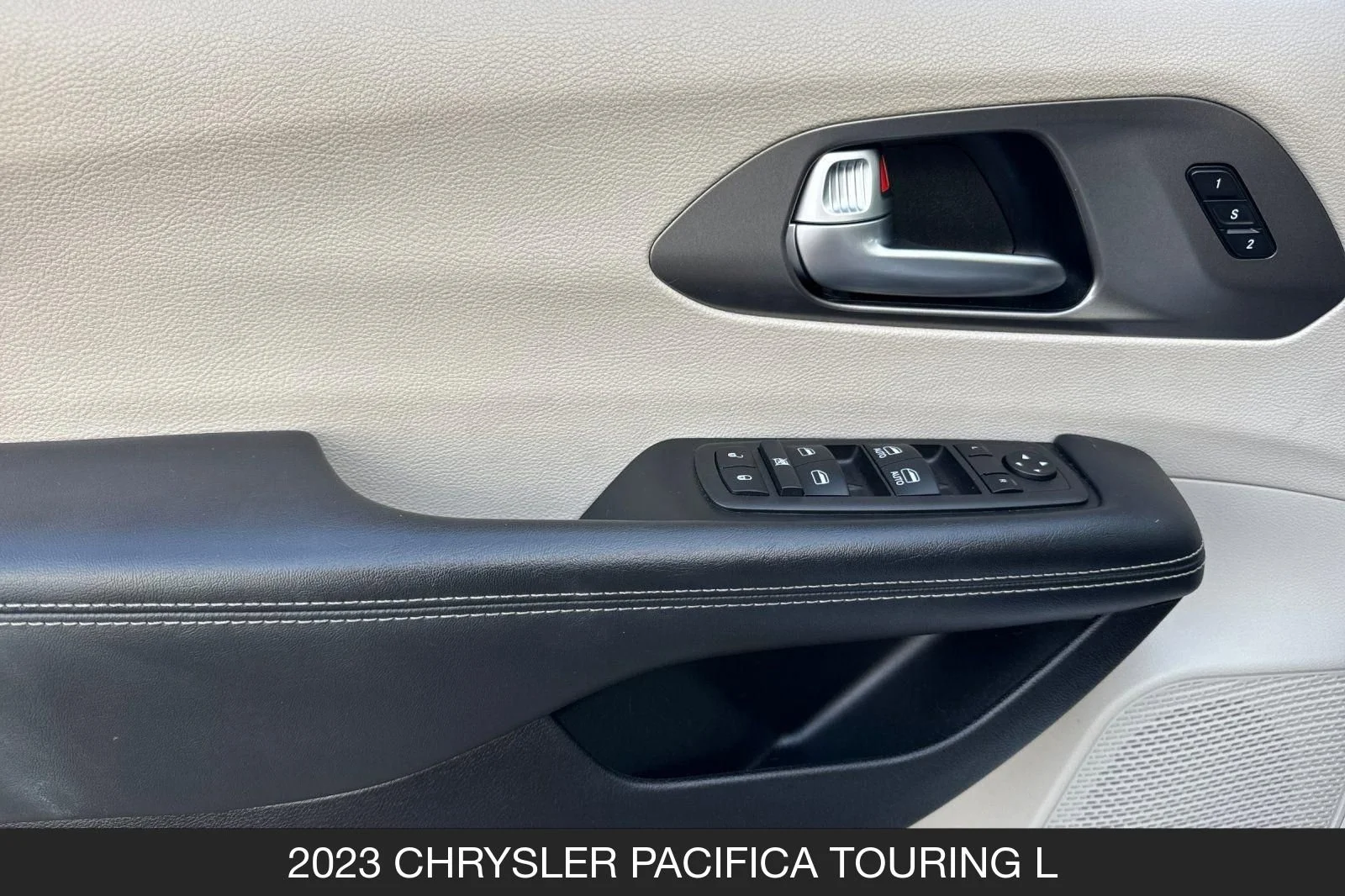 Used 2023 Bright White Clearcoat Chrysler Touring L image 13