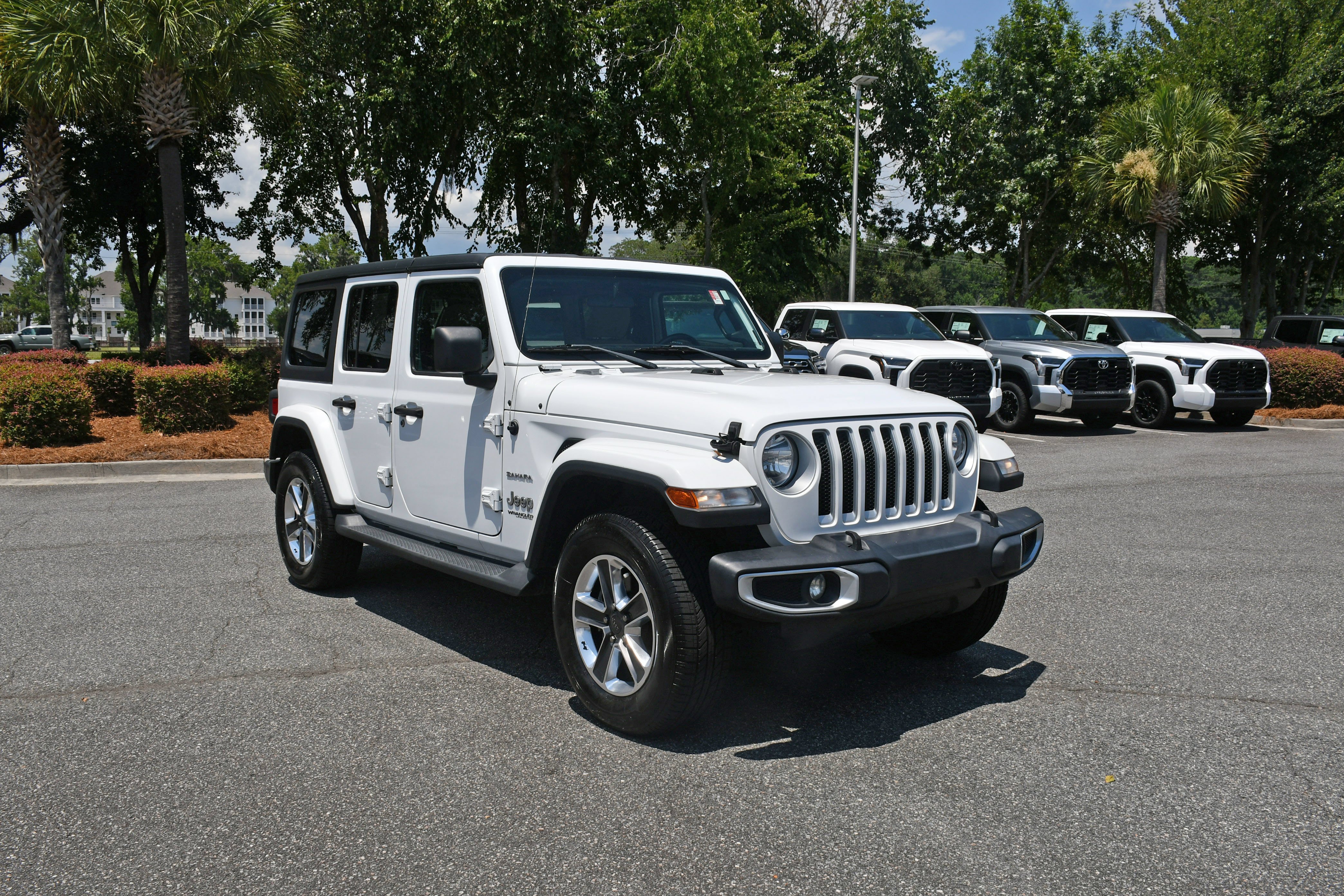Used 2021 White Jeep Unlimited Sahara image 6