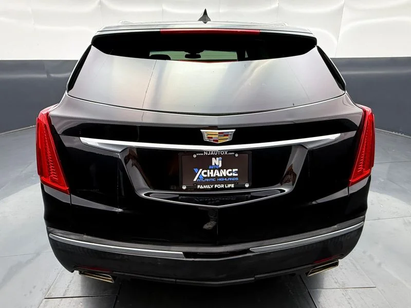 Used 2017  Cadillac Luxury Sport Utility 4D image 9