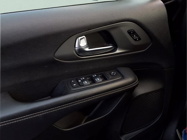 Used 2025  Chrysler Select image 14