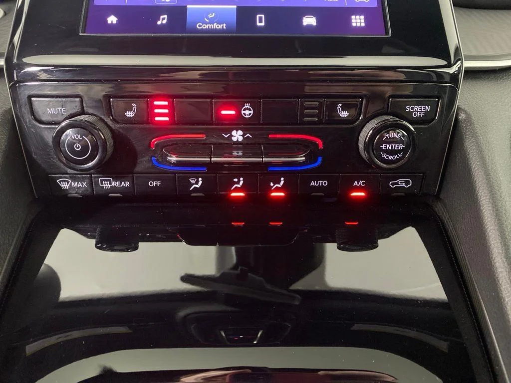 Used 2025 Diamond Black Crystal Pearlcoa Jeep Laredo X image 23