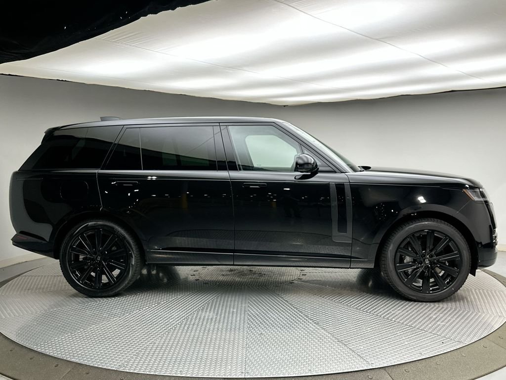 New 2027 Santorini Black Metallic Land Rover SE image 4