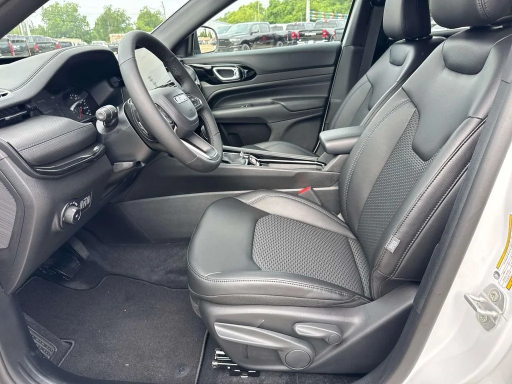 New 2026 White Jeep Latitude image 37