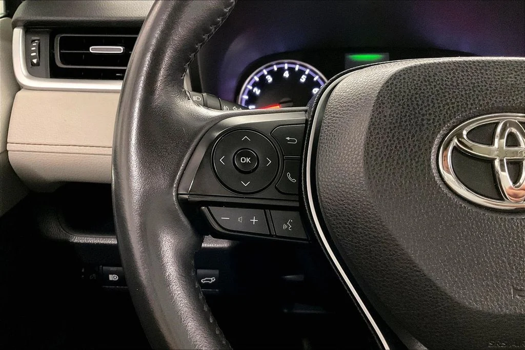 Used 2019 Silver Toyota XLE Premium image 22