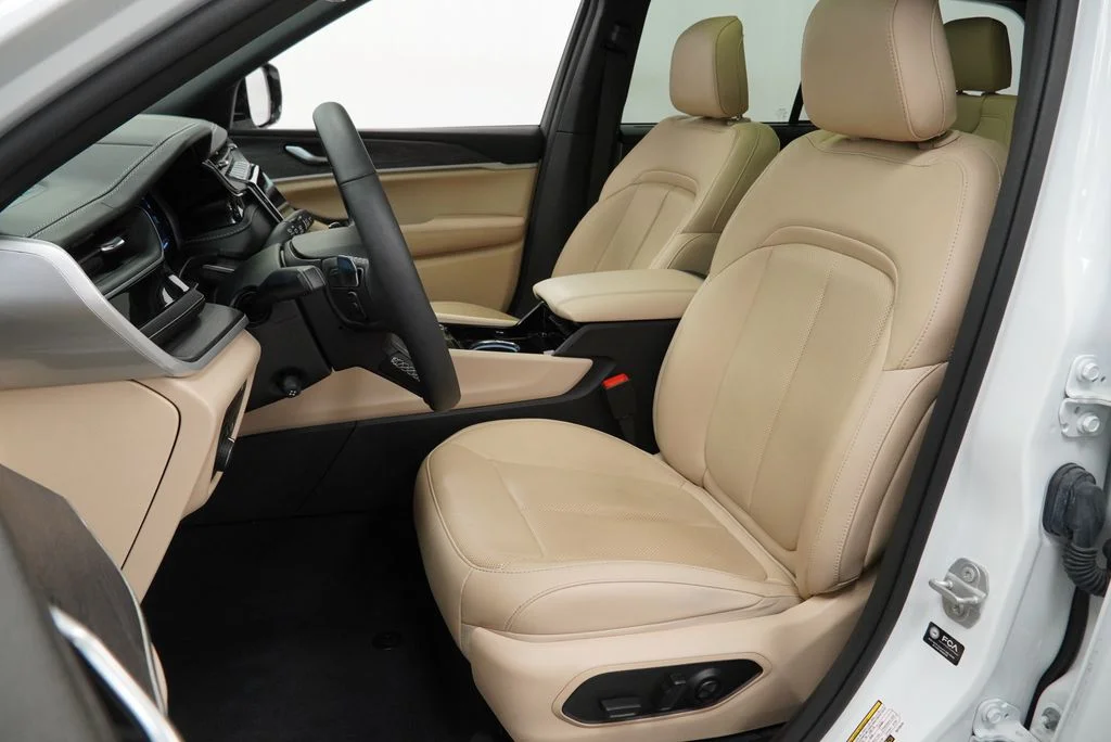 Used 2022 White Jeep 4xe image 17