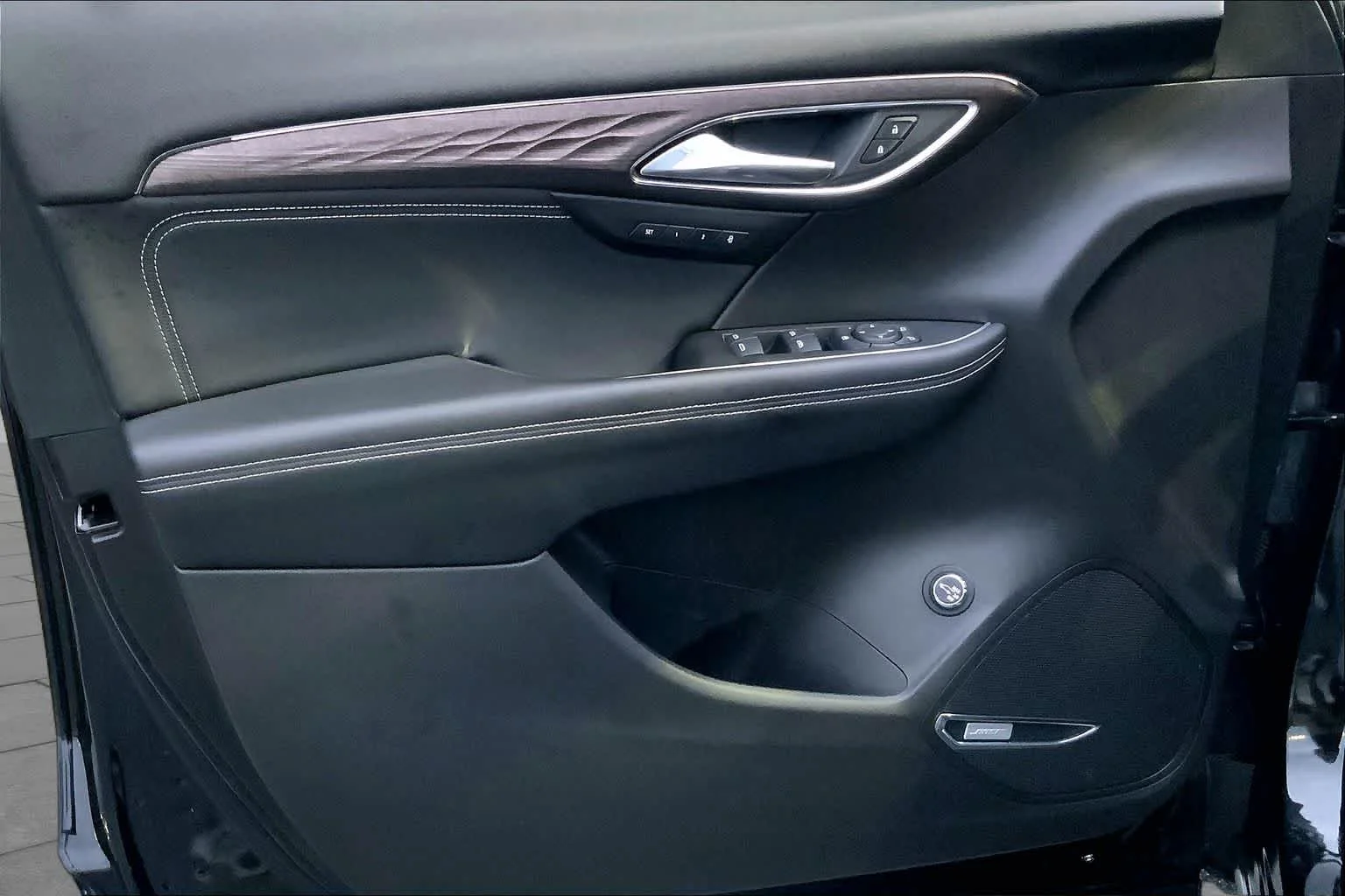 Used 2022 Ebony Twilight Metallic Buick Avenir image 21