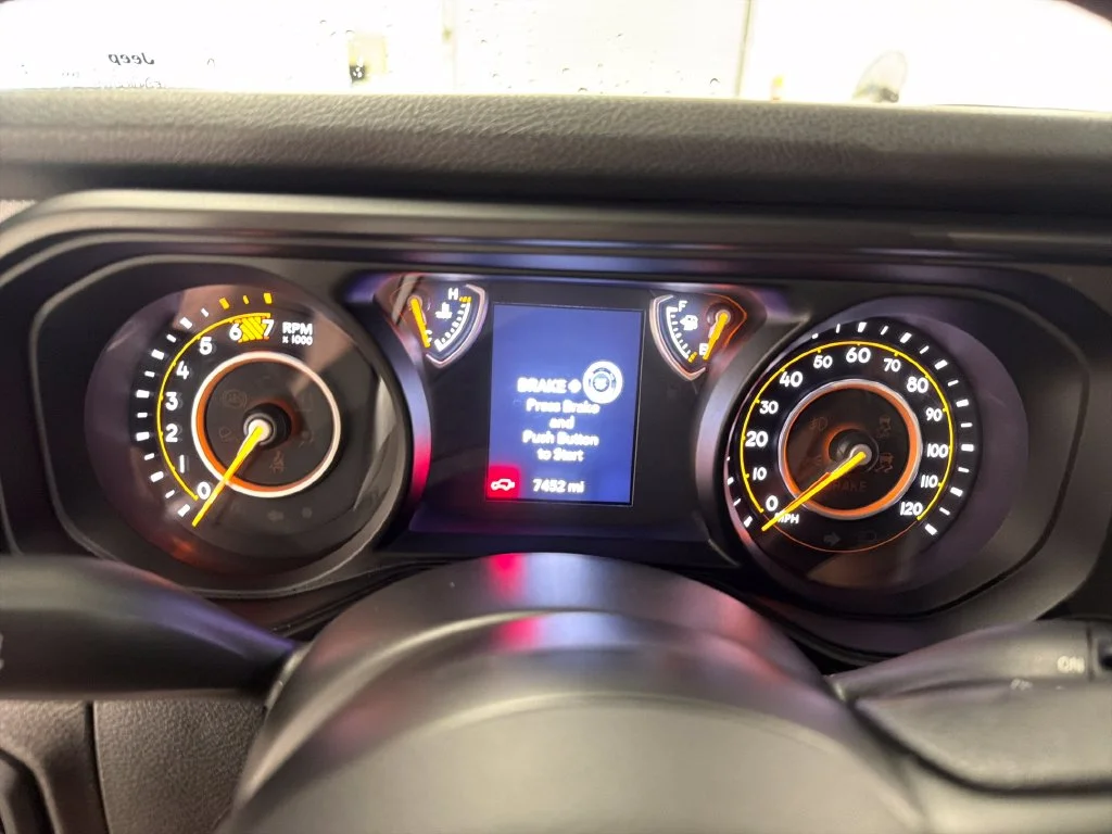 Used 2025  Jeep Sport image 16