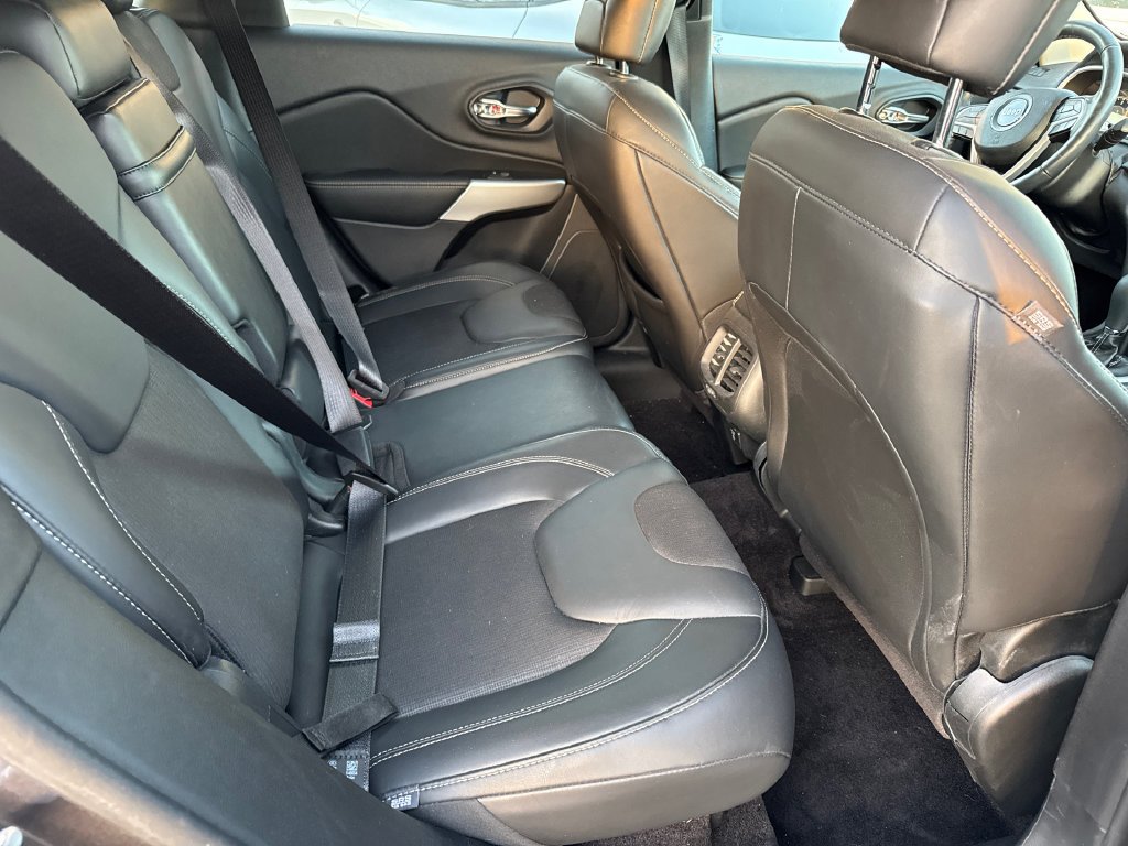 Used 2018 Crystal Metallic Jeep Latitude Plus image 5