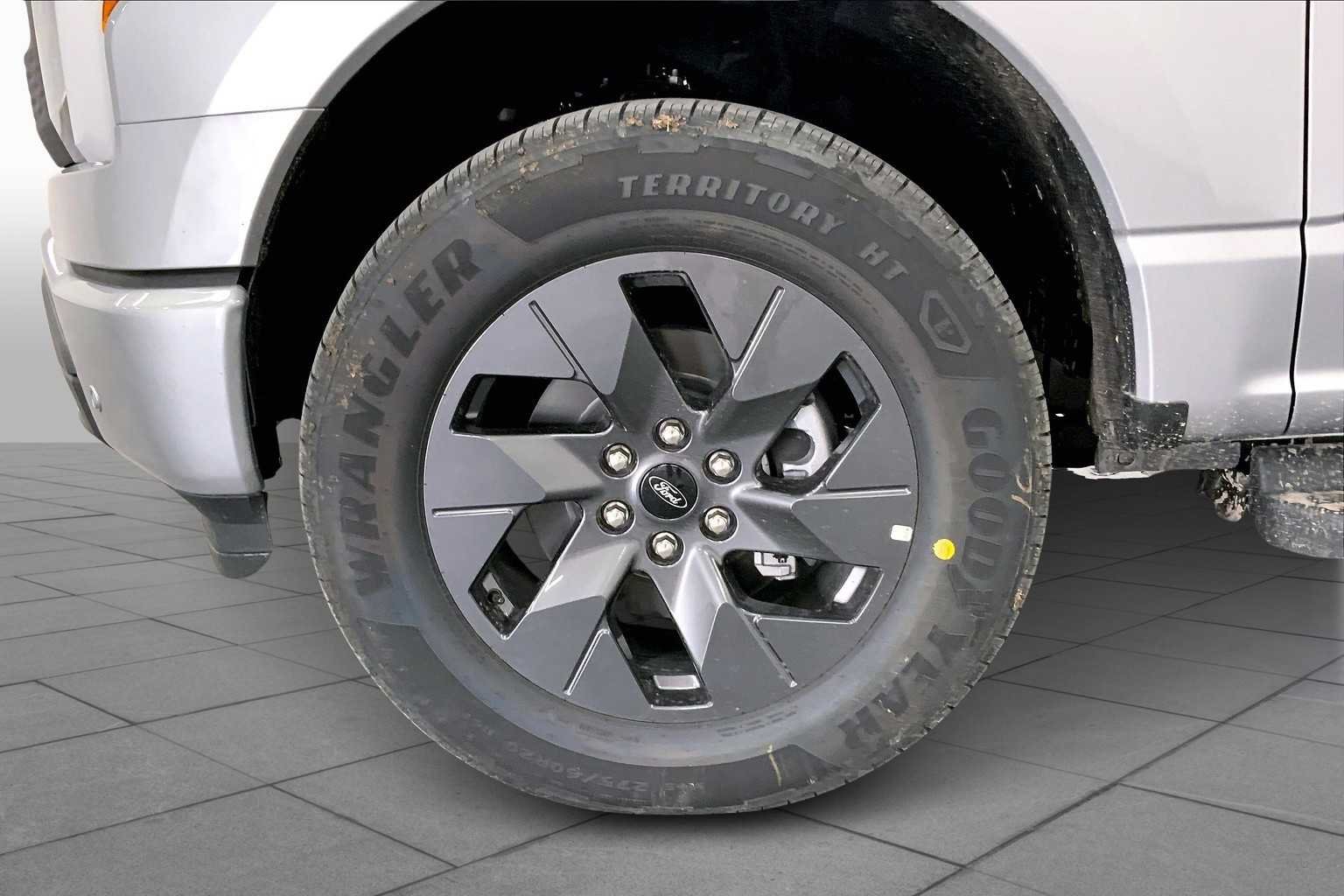 2025 Ford F-150 Lightning Flash - Photo 9
