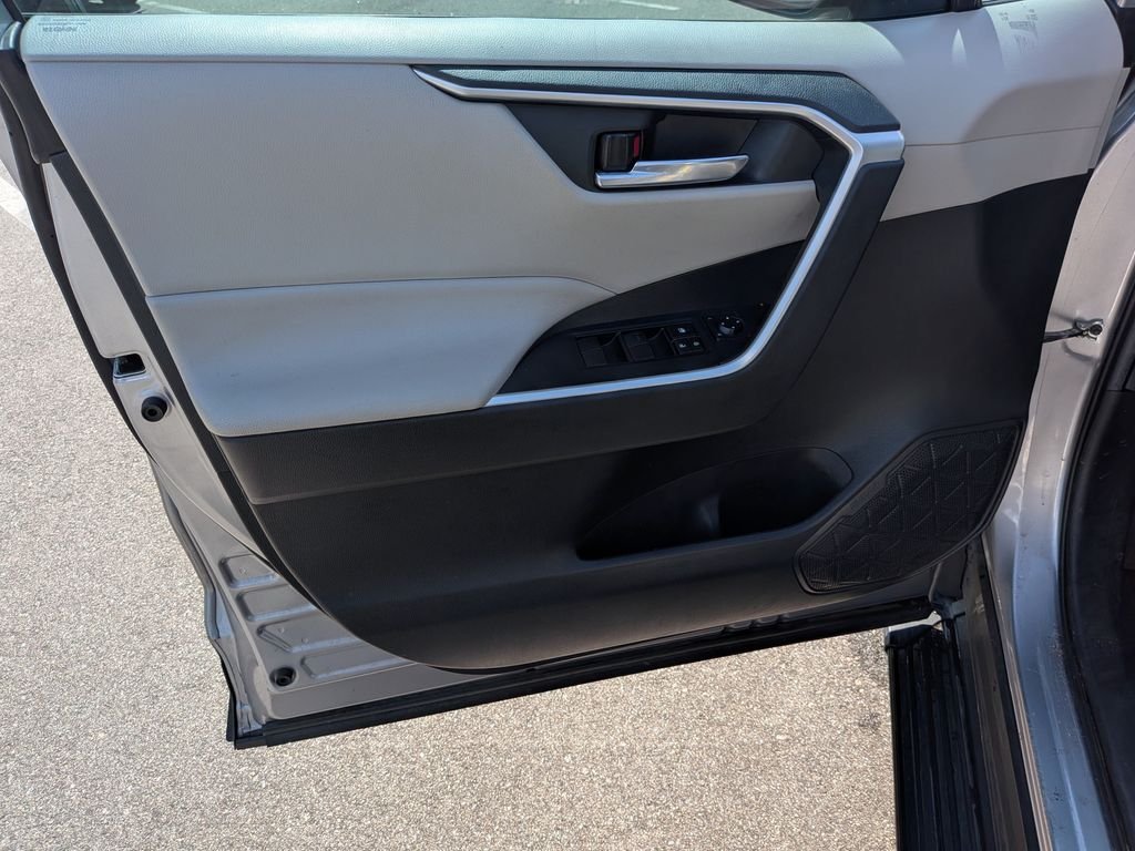 Used 2021 Silver Toyota XLE image 9