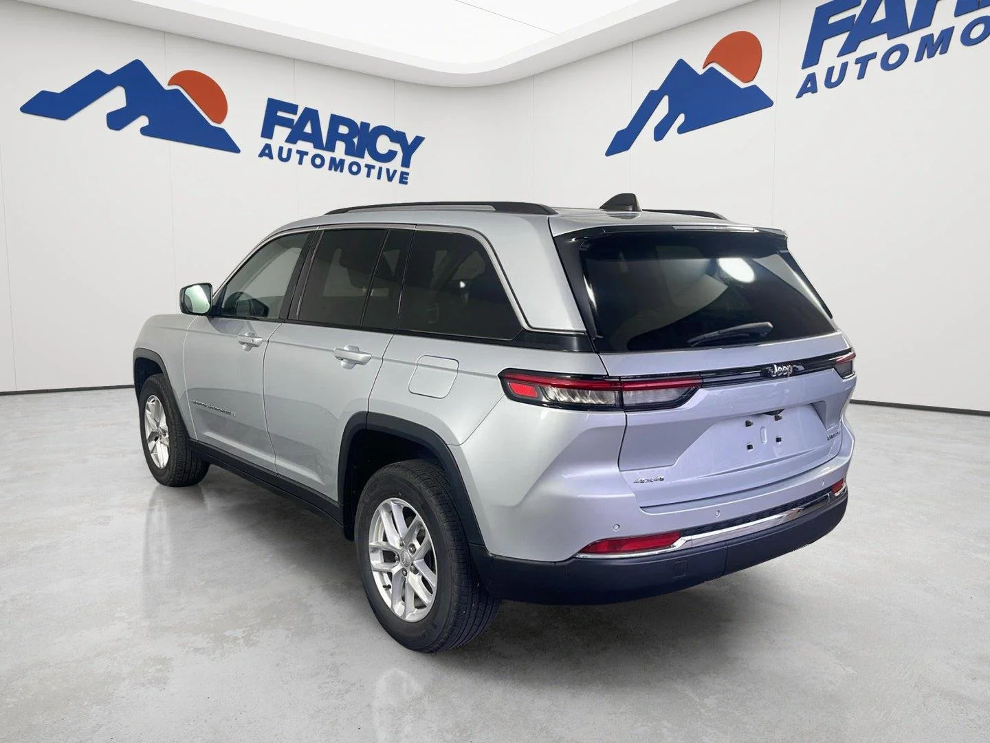 Used 2023 Silver Zynith Jeep Laredo image 9