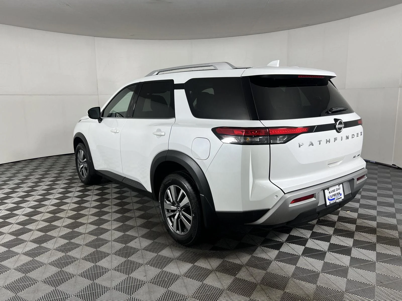 Used 2025 Everest White Pearl Tricoat Nissan SL image 7