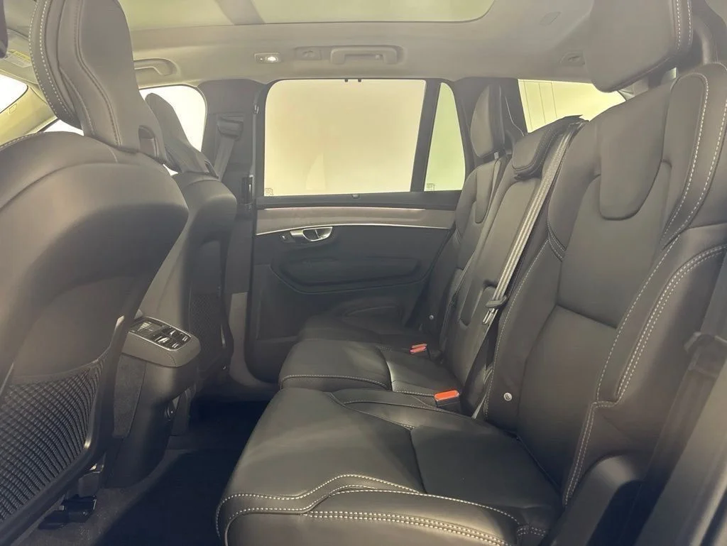 New 2026 Onyx Black Metallic Volvo B6 Plus 7-Seater image 22