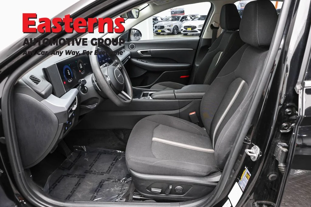 Used 2025 Black Hyundai SEL image 14