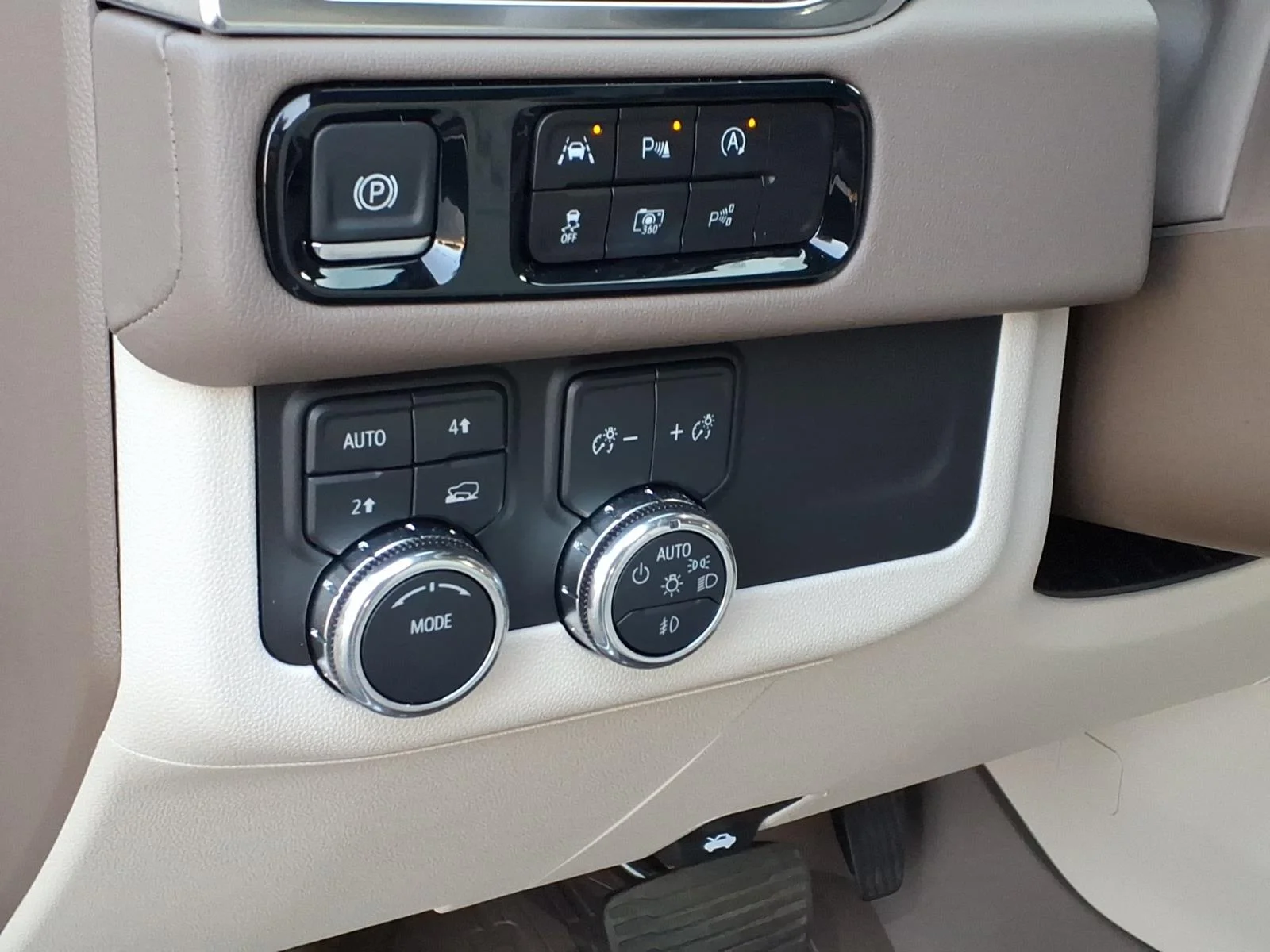 Used 2025 White GMC Denali image 21