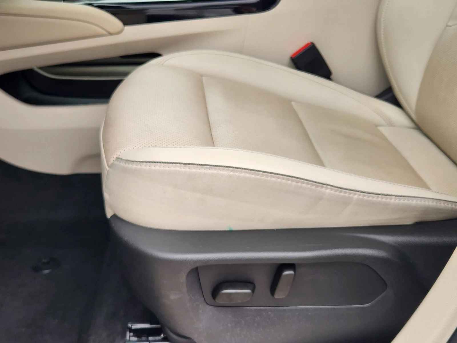 Used 2023 White Buick Essence image 23