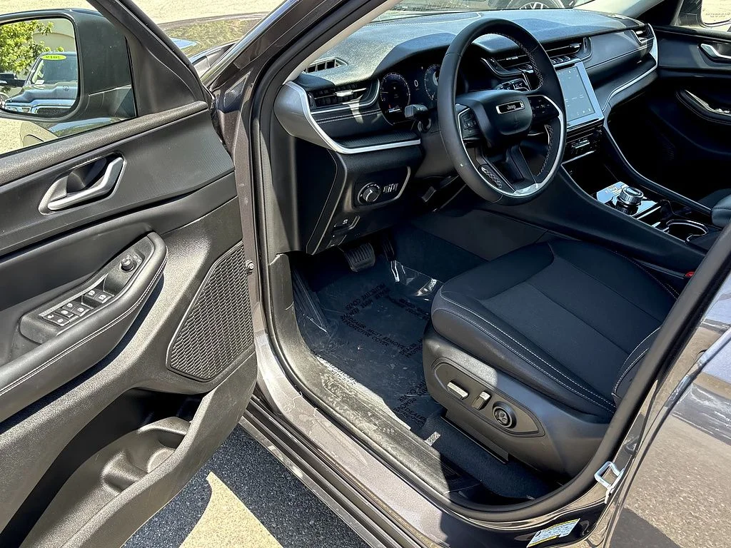 Used 2023 Gray Jeep Laredo image 8