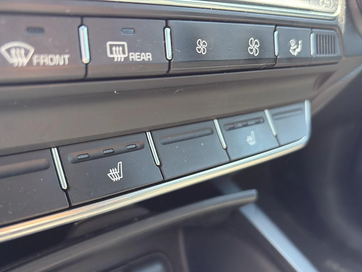 Used 2019 Snow White Pearl Kia S V6 image 10