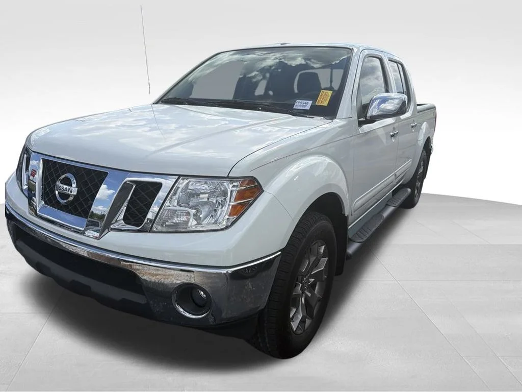 Used 2016 White Nissan SL image 6