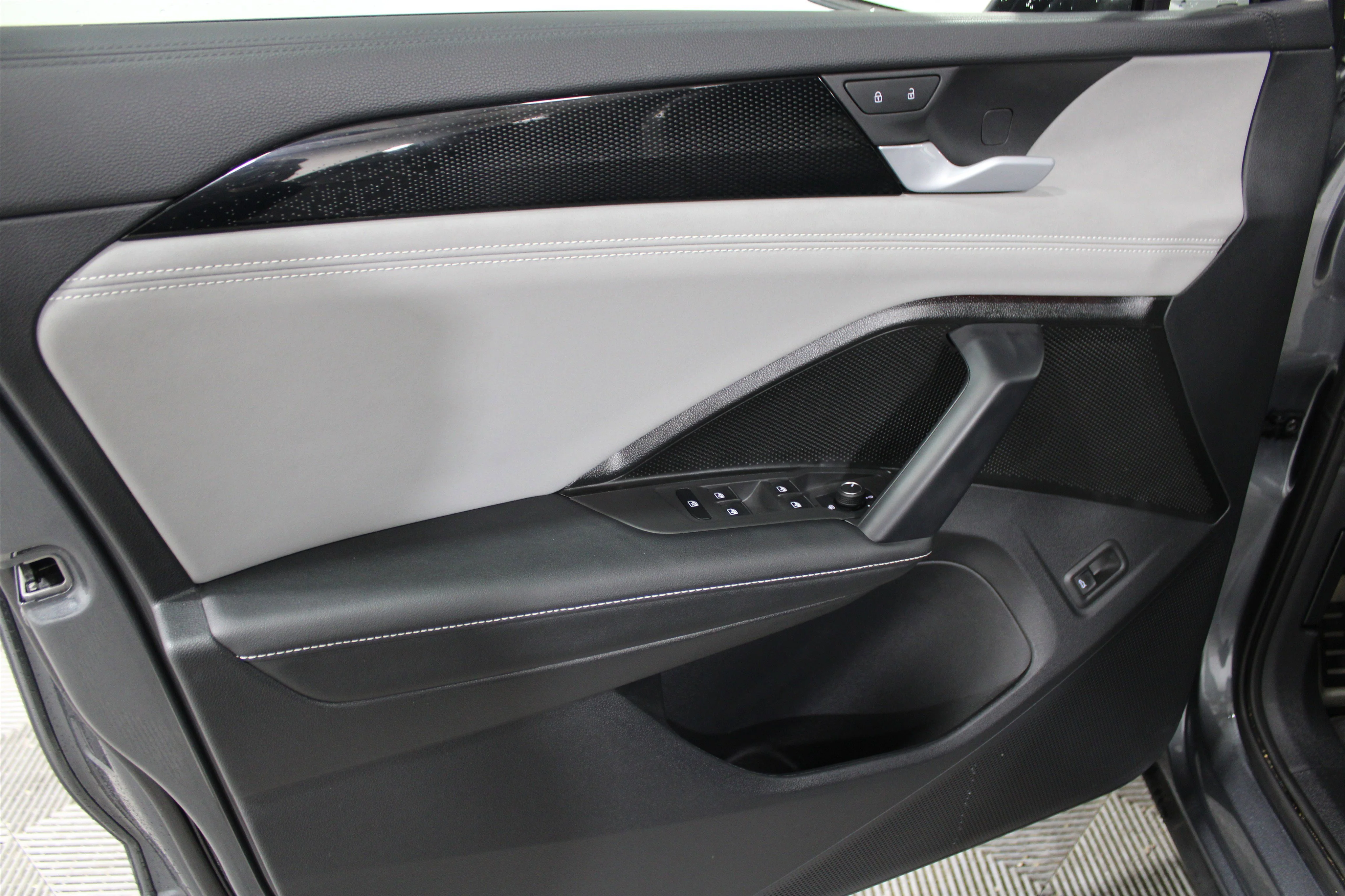 Used 2025 Platinum Gray Metallic Volkswagen SE R-Line Black image 6