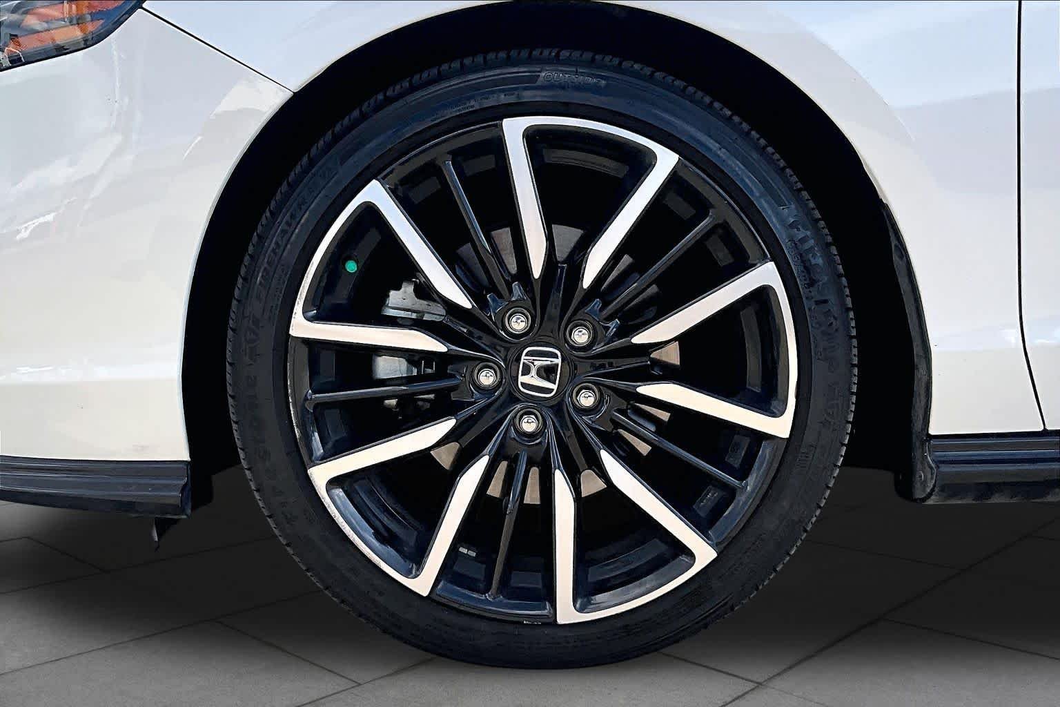 Used 2023 Platinum White Pearl Honda Touring image 11