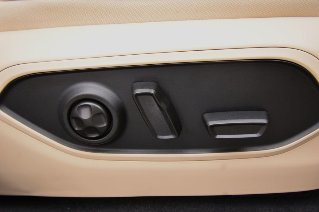 New 2025 Bright White Clear-Coat Exterior Paint Jeep Limited image 20
