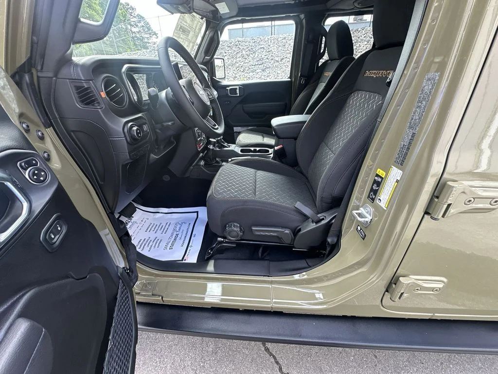 Used 2025 Green Jeep Mojave image 14