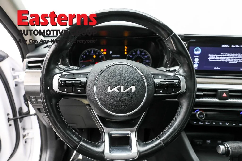 Used 2022 White Kia EX image 10