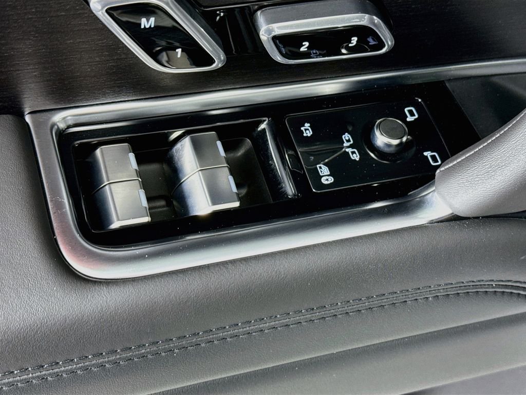 New 2026 Fuji White Land Rover SE image 19