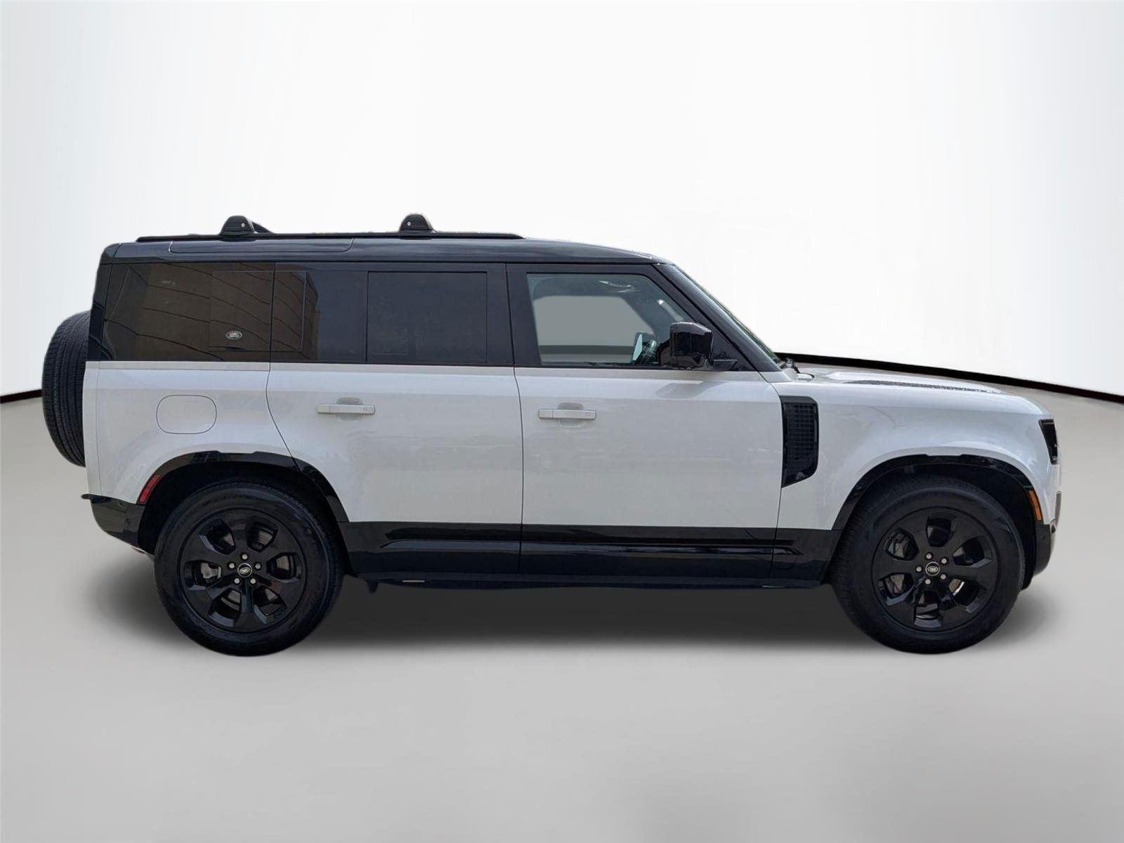 Used 2023 Yulong White Metallic Land Rover X-Dynamic SE image 4