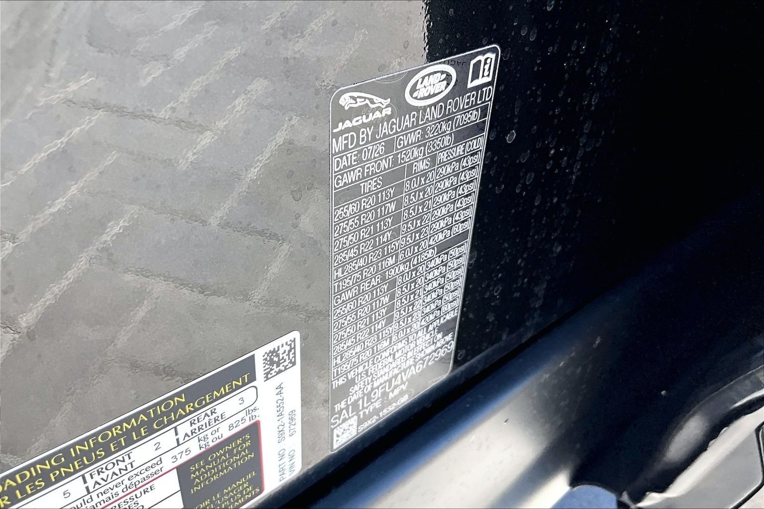 New 2027 Santorini Black Land Rover Dynamic SE image 13