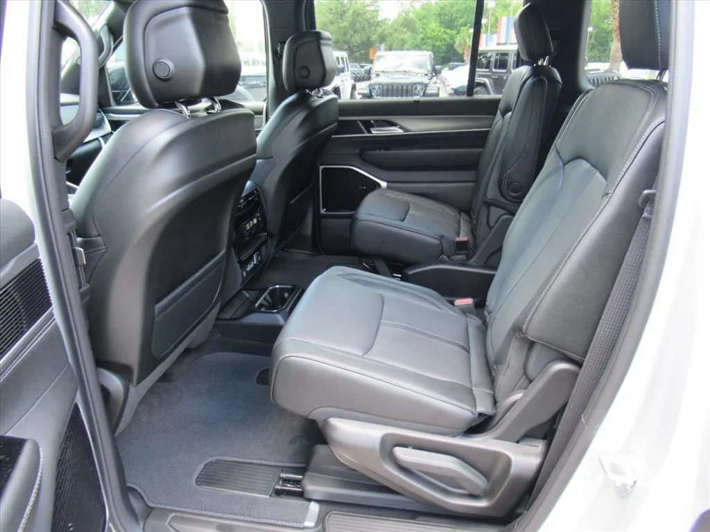 New 2026 Silver-Zynith Exterior Paint Jeep Limited Reserve image 33