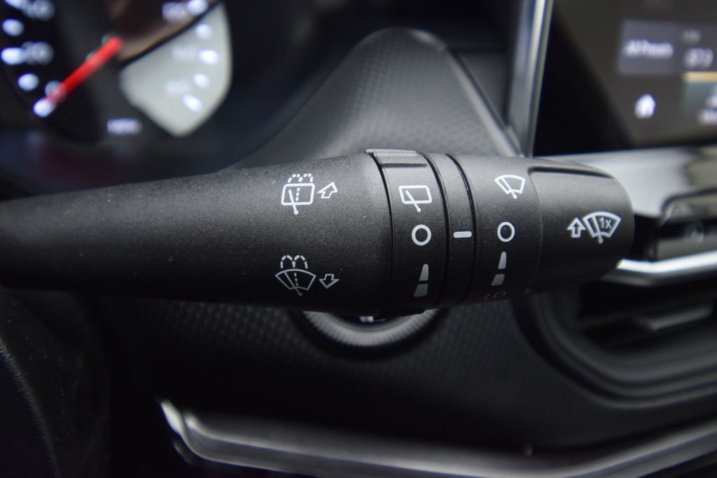 New 2026 Diamond Black Crystal Pearlcoat Jeep Latitude image 28