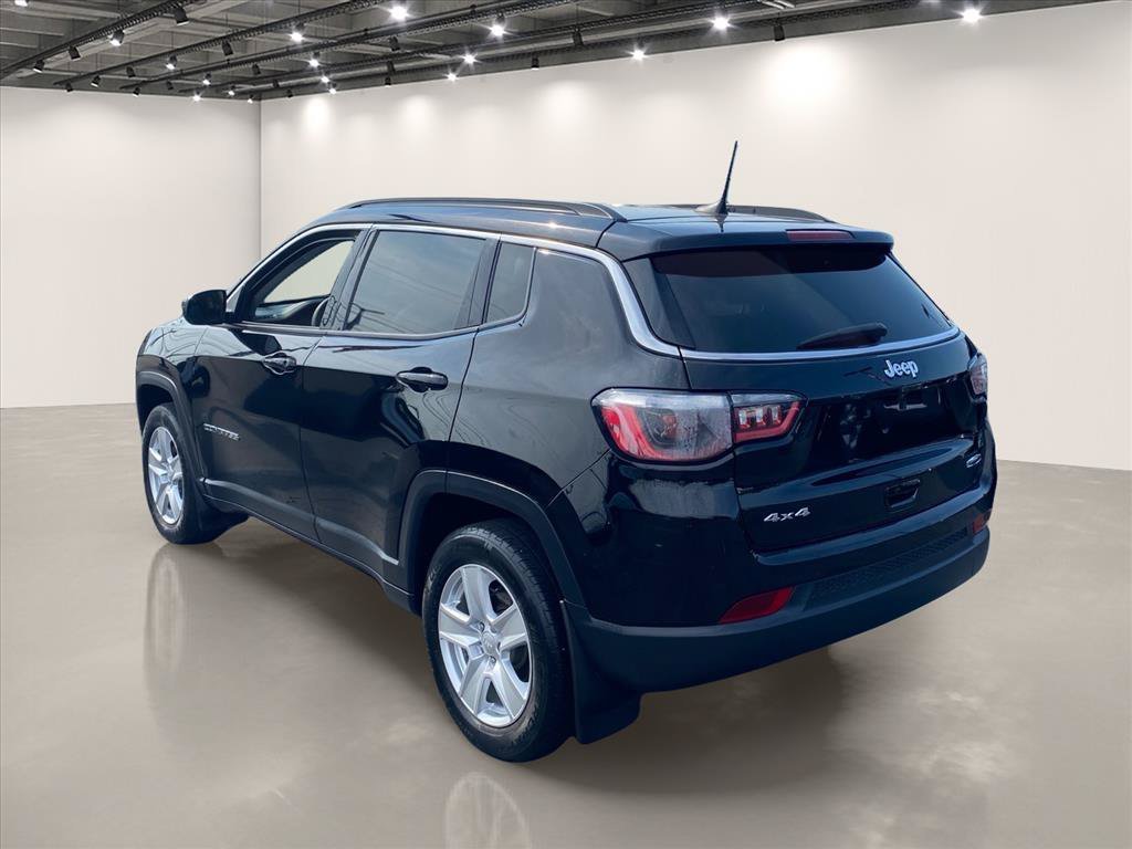 Used 2022 Diamond Black Crystal Pearlcoat Jeep Latitude image 5