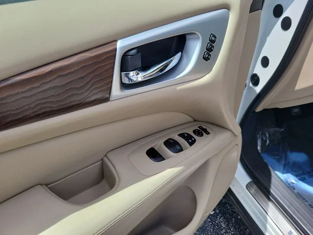 Used 2019 White Nissan Platinum image 17