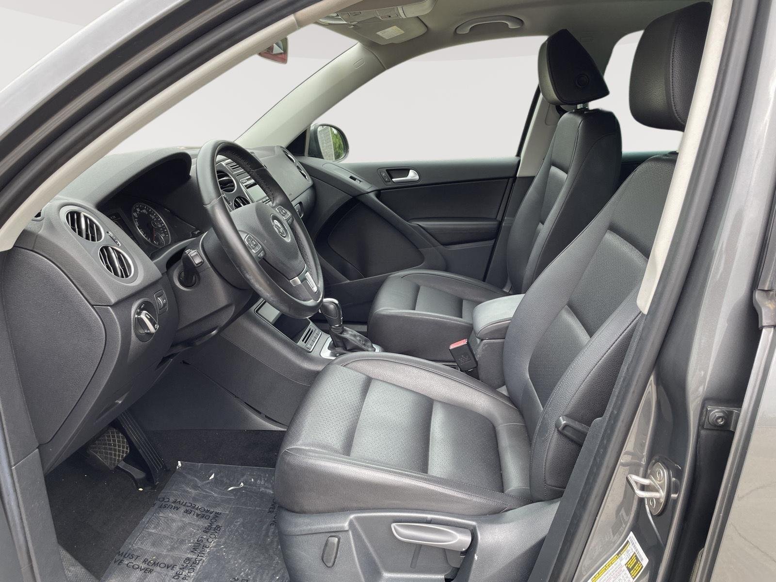 Used 2014 Pepper Gray Metallic Volkswagen SE image 3