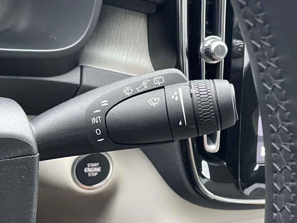 2025 Volvo XC40 Plus - Photo 13