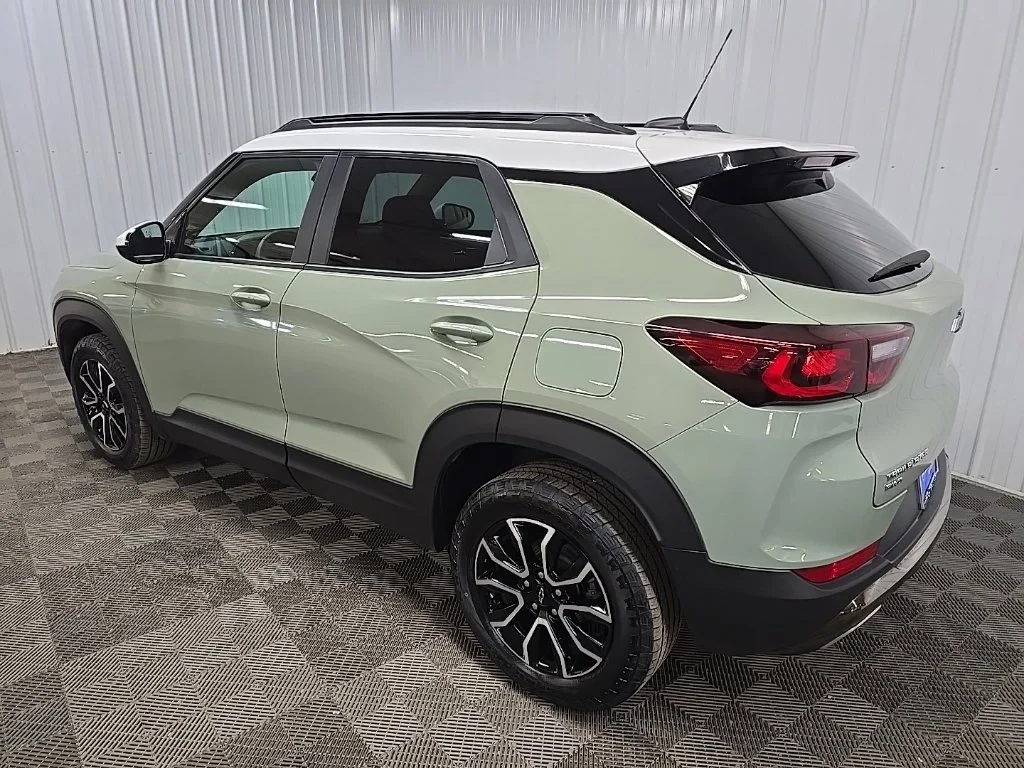 Used 2025 Green Chevrolet ACTIV image 9
