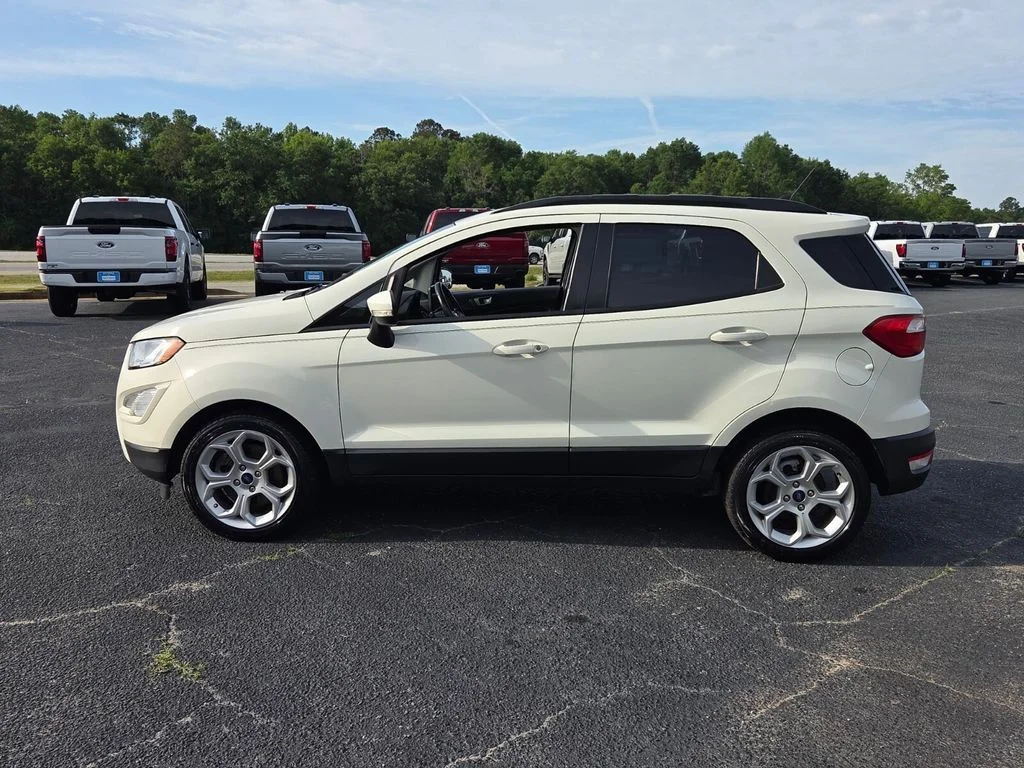 Used 2021 White Ford SE image 3