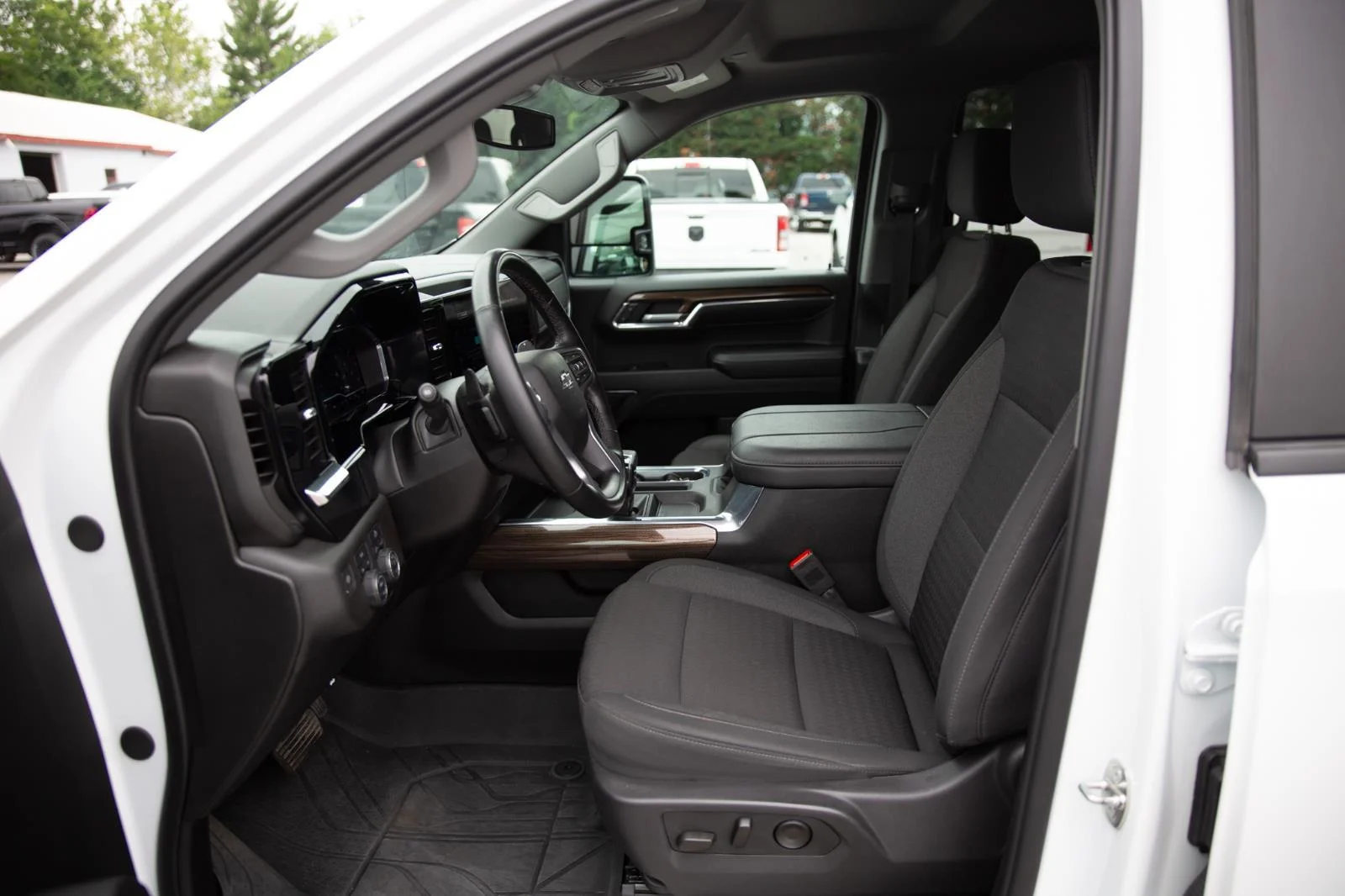 Used 2024 Summit White Chevrolet RST image 21