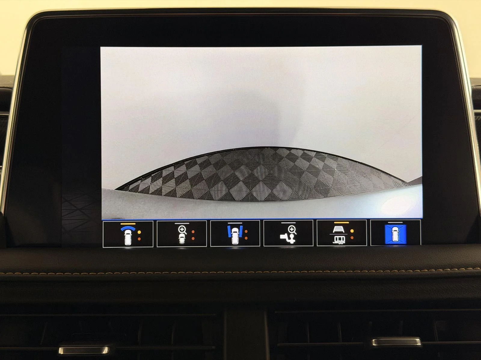 Used 2023 White Frost Tricoat GMC AT4 image 41