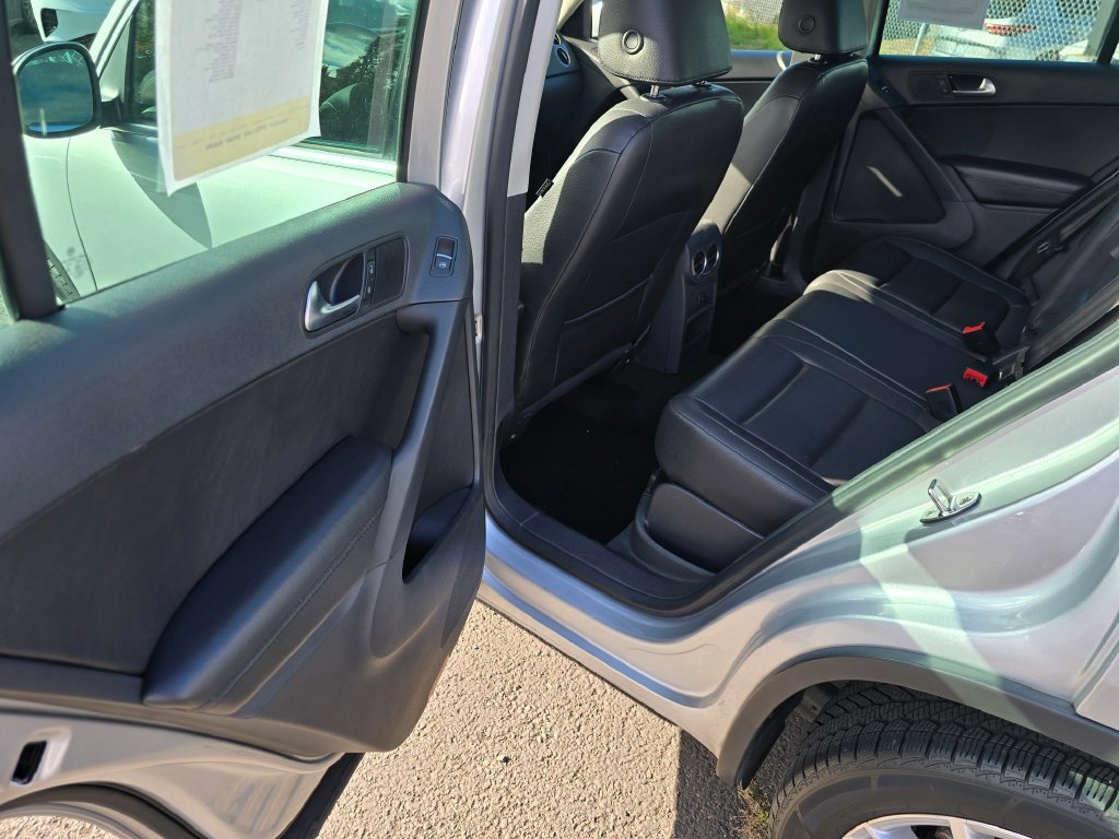 Used 2012 Silver Volkswagen SE image 17