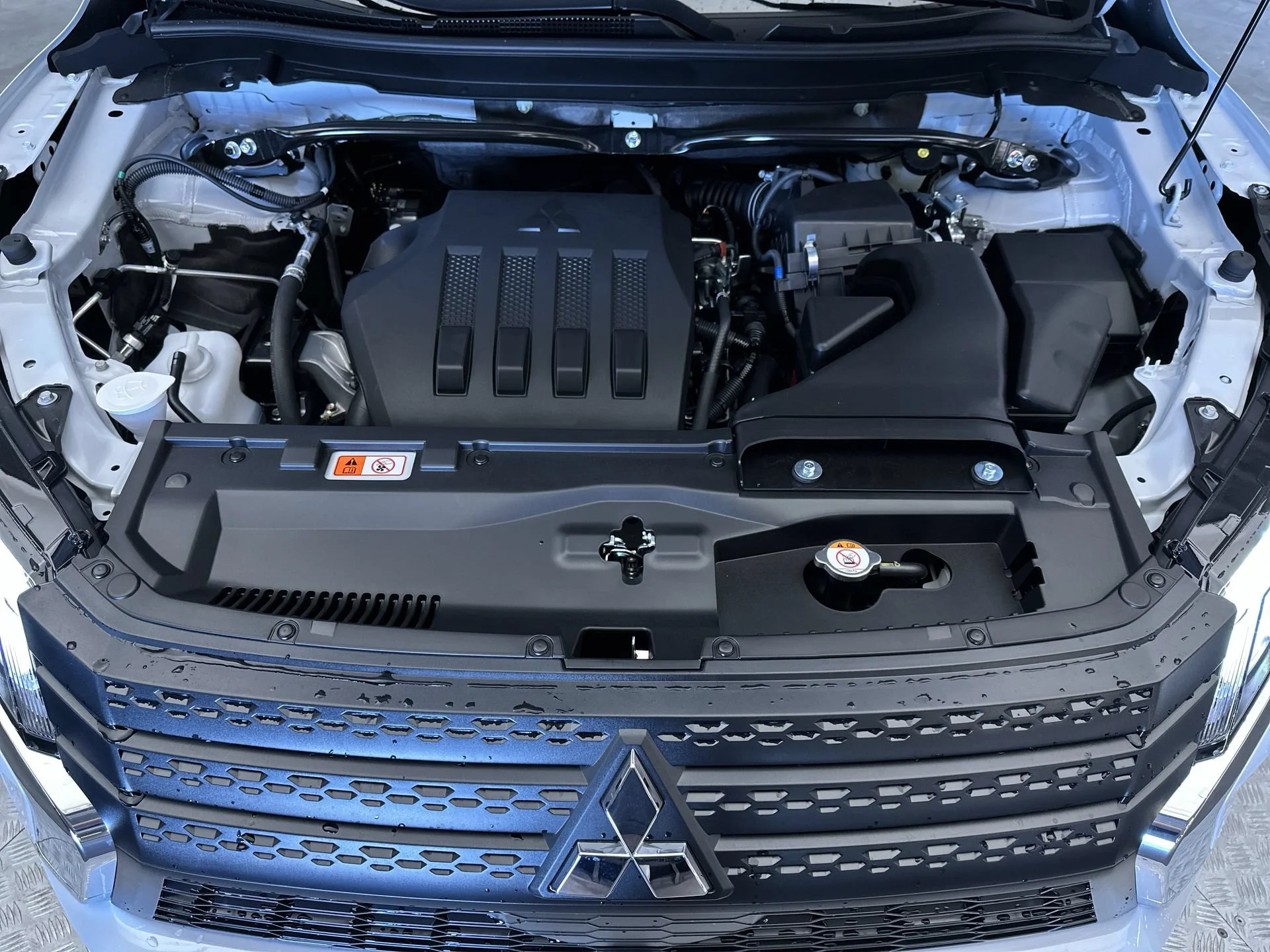 New 2026 White Diamond Mitsubishi SE image 27