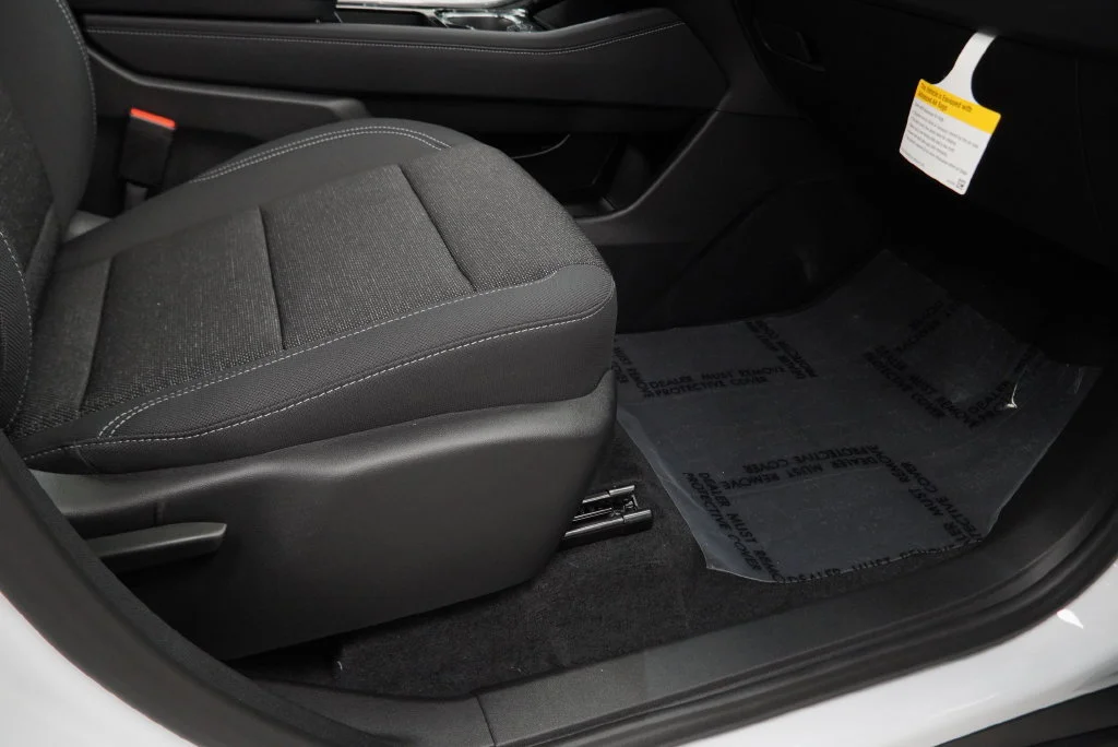 New 2027 Summit White Chevrolet LT image 40