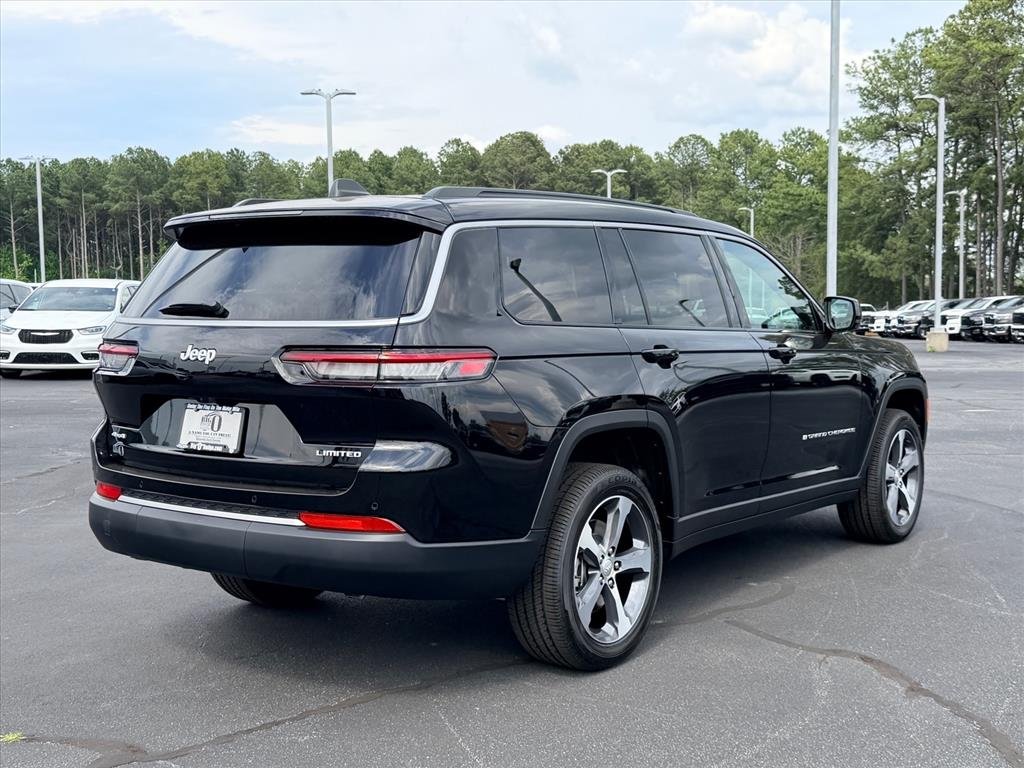 New 2026 Diamond Black Crystal Pearl-Coat Exterior Paint Jeep Limited image 3