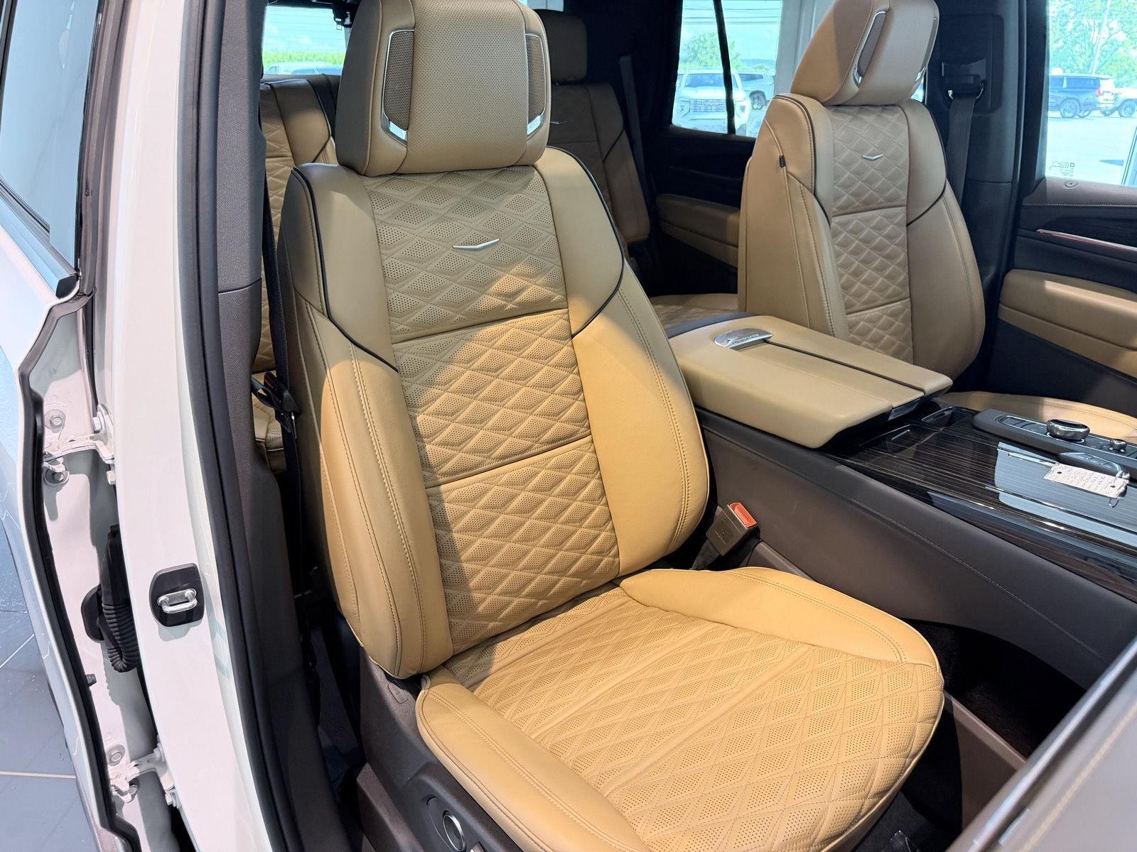 Used 2021 CRYSTAL WHITE TRICOAT Cadillac Premium Luxury image 37