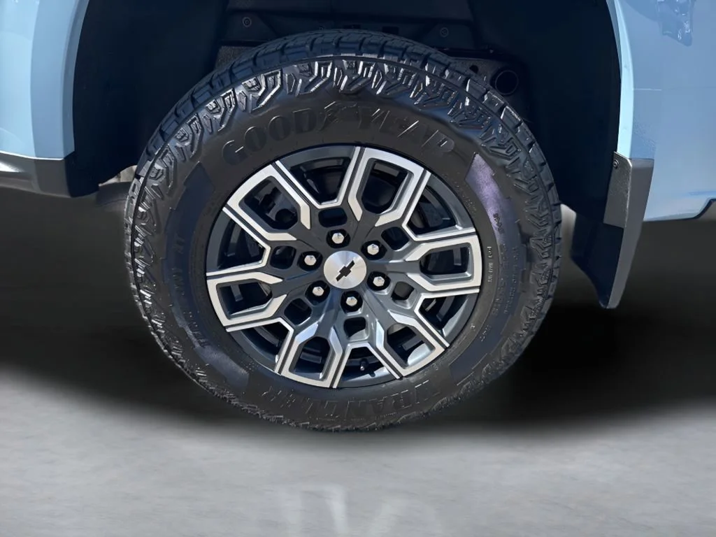 Used 2026 Snowdrift Metallic Chevrolet Z71 image 35