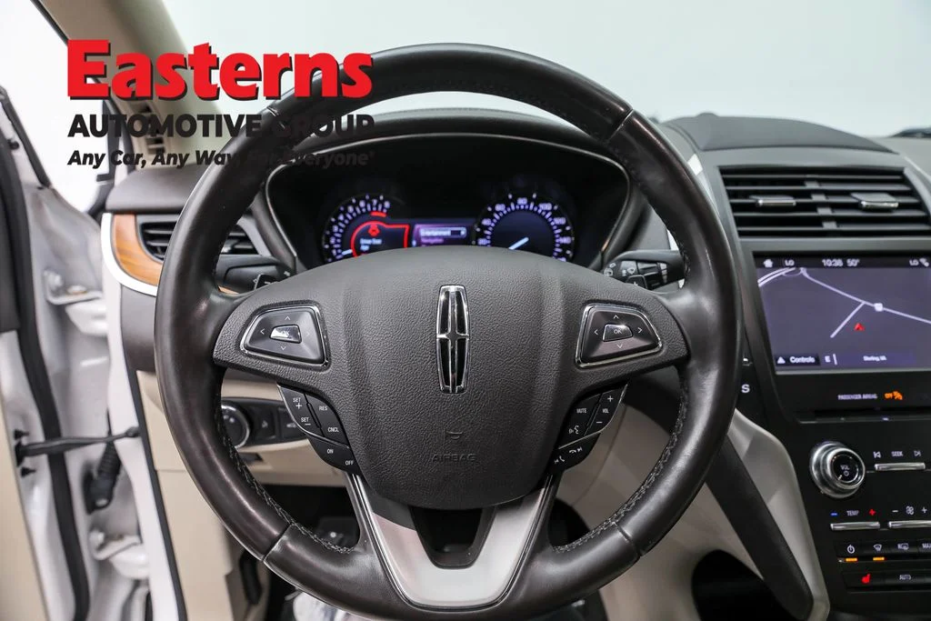 Used 2019 White Lincoln Select image 10