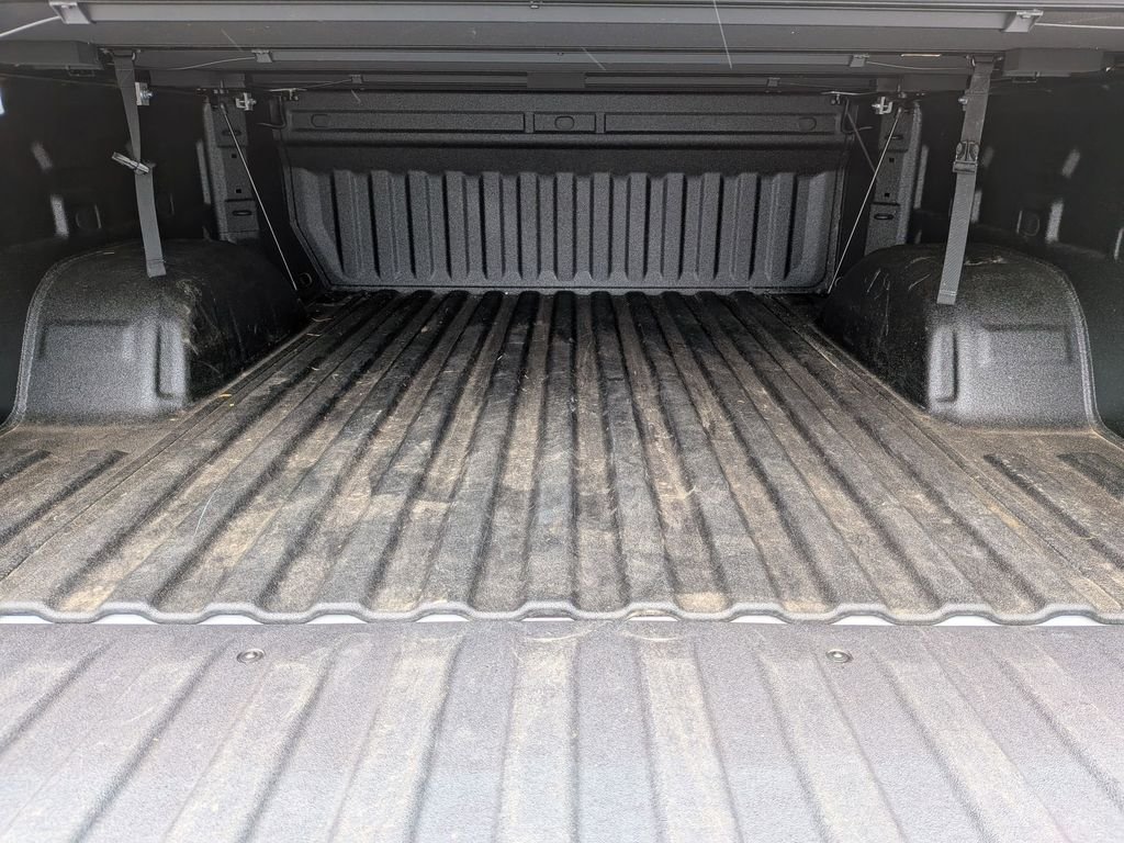 Used 2024 White GMC Elevation image 27