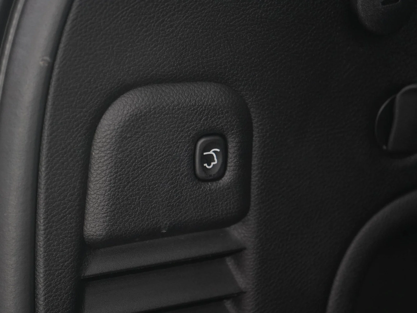 Used 2021 Diamond Black Crystal Pearlcoat Jeep Limited image 17